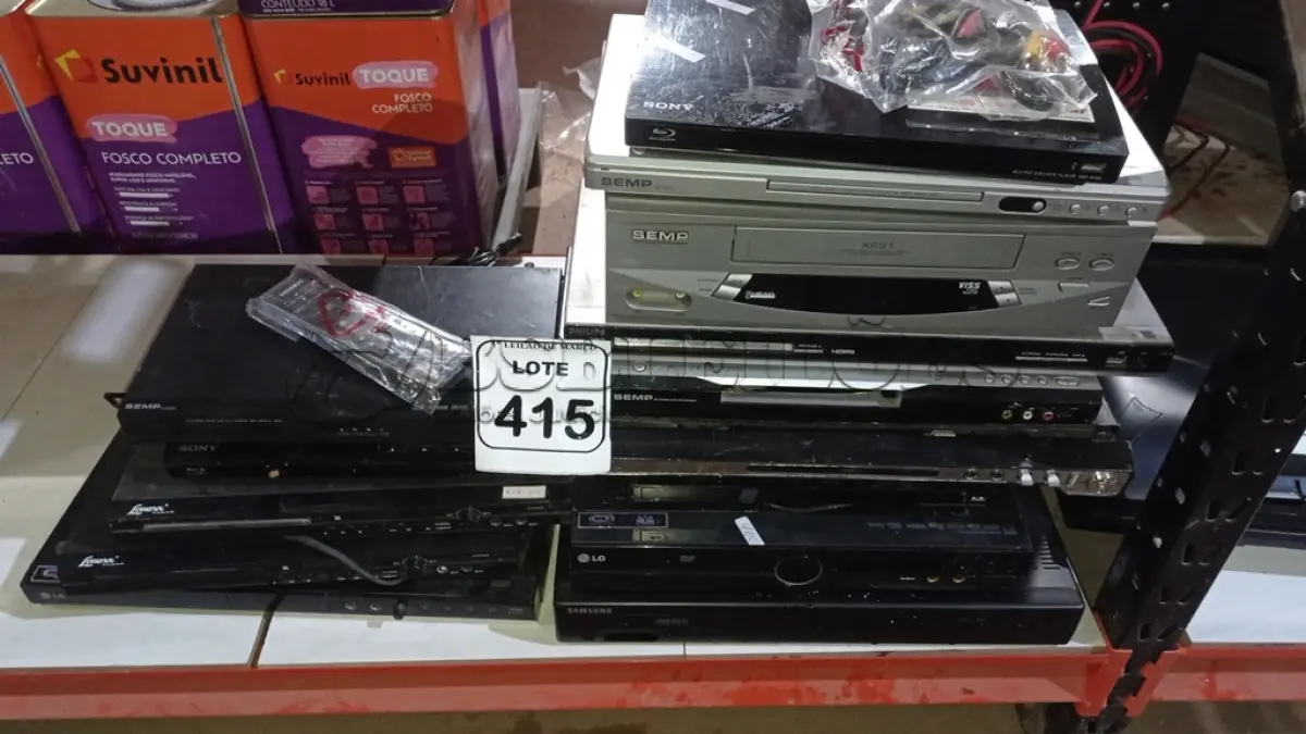 LOTE 415 - 01 LOTE COM VÁRIOS APARELHOS DE DVD DE MARCAS E MODELOS DIVERSOS. (NO ESTADO) ATENÇÃO! FAZER A VISITAÇÃO ANTES DE ARREMATAR, NÃO SABEMOS SE FUNCIONA, LEILÃO NÃO TEM GARANTIA E NEM DEVOLUÇÃO, SUJEITO A POSSÍVEIS AVARIAS VISÍVEIS/OCULTAS E/OU AUSÊNCIA DE COMPONENTES.