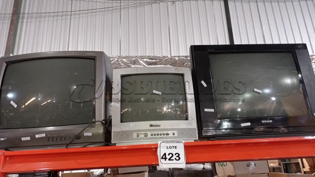 LOTE 423 - 03 TVS DE TUBO MARCA SEMP E 01 TV DE TUBO MARCA PHILCO. (NO ESTADO) ATENÇÃO! FAZER A VISITAÇÃO ANTES DE ARREMATAR, NÃO SABEMOS SE FUNCIONA, LEILÃO NÃO TEM GARANTIA E NEM DEVOLUÇÃO, SUJEITO A POSSÍVEIS AVARIAS VISÍVEIS/OCULTAS E/OU AUSÊNCIA DE COMPONENTES.