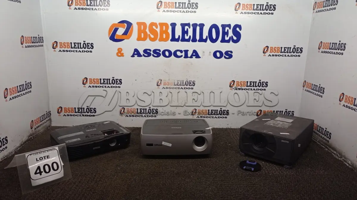 LOTE 400 - 03 PROJETORES MARCAS INFOCUS, SANYO E EPSON. (NO ESTADO) ATENÇÃO! FAZER A VISITAÇÃO ANTES DE ARREMATAR, NÃO SABEMOS SE FUNCIONA, LEILÃO NÃO TEM GARANTIA E NEM DEVOLUÇÃO, SUJEITO A POSSÍVEIS AVARIAS VISÍVEIS/OCULTAS E/OU AUSÊNCIA DE COMPONENTES.