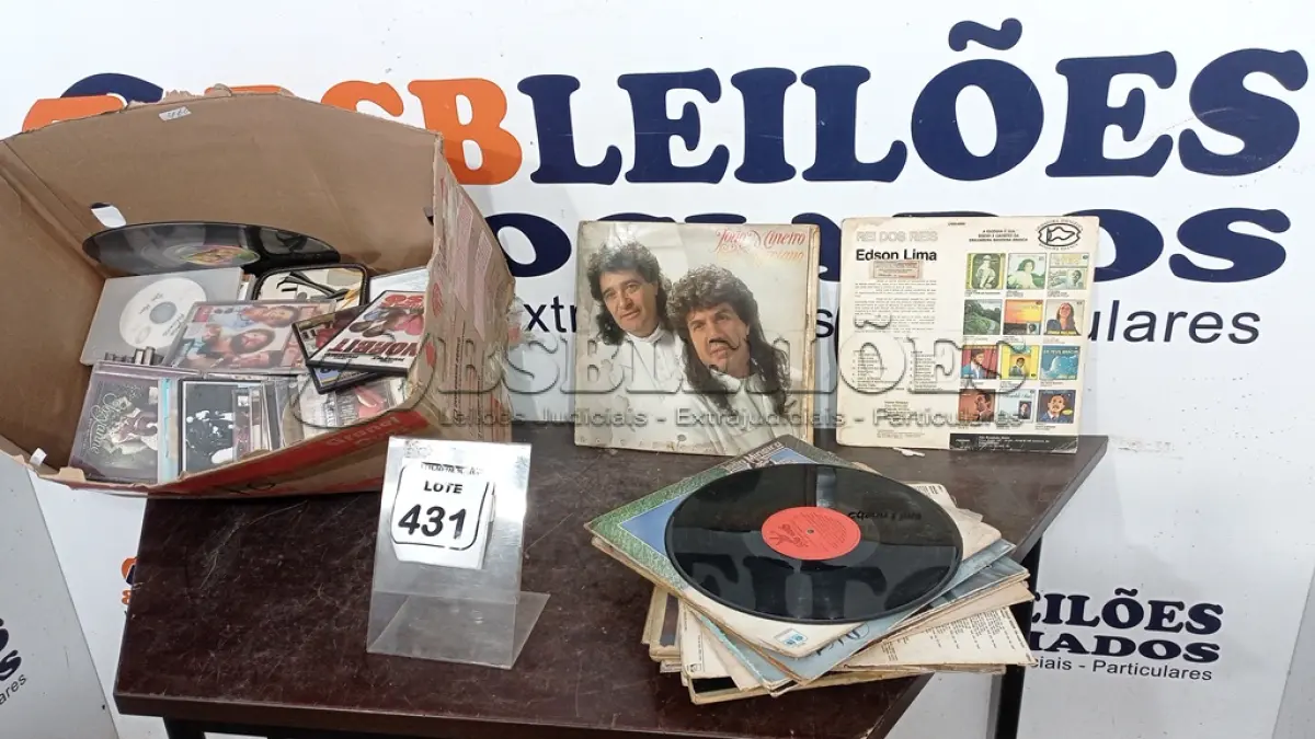 LOTE 431 - 01 CAIXA COM GRANDE QUANTIDADE DE DISCOS DE VINIL, CDS E DVDS. (NO ESTADO) ATENÇÃO! FAZER A VISITAÇÃO ANTES DE ARREMATAR, NÃO SABEMOS SE FUNCIONA, LEILÃO NÃO TEM GARANTIA E NEM DEVOLUÇÃO, SUJEITO A POSSÍVEIS AVARIAS VISÍVEIS/OCULTAS E/OU AUSÊNCIA DE COMPONENTES.