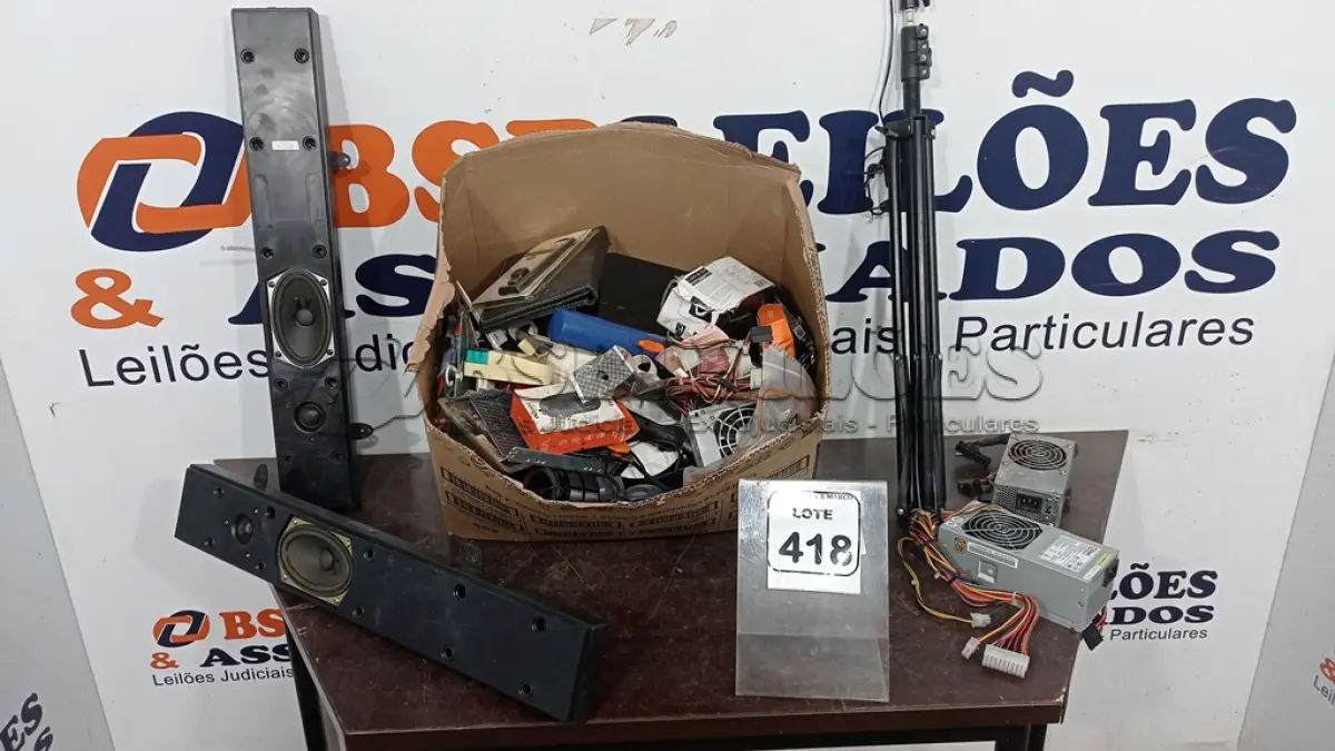 LOTE 418 - 01 CAIXA COM LUMINÁRIA LED, FONTES DE PC, CAIXINHAS DE SOM E ELETRÔNICOS DIVERSOS. (NO ESTADO) ATENÇÃO! FAZER A VISITAÇÃO ANTES DE ARREMATAR, NÃO SABEMOS SE FUNCIONA, LEILÃO NÃO TEM GARANTIA E NEM DEVOLUÇÃO, SUJEITO A POSSÍVEIS AVARIAS VISÍVEIS/OCULTAS E/OU AUSÊNCIA DE COMPONENTES.