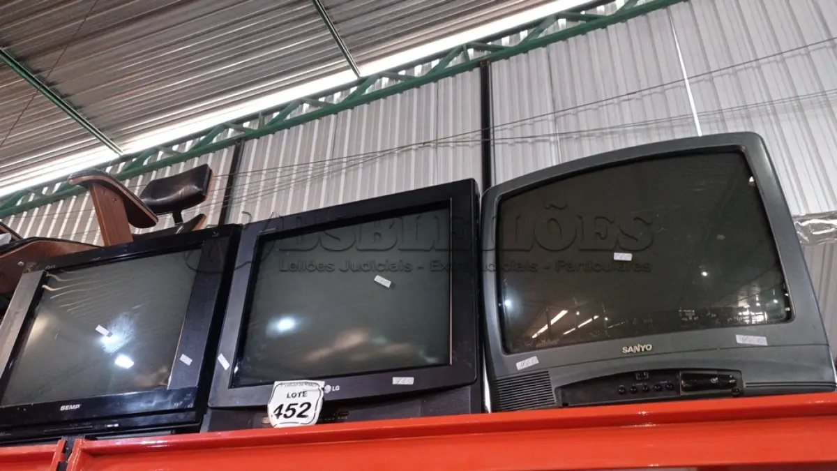 LOTE 452 - 03 TVS DE TUBO MARCAS SEMP, LG E SANYO. (NO ESTADO) ATENÇÃO! FAZER A VISITAÇÃO ANTES DE ARREMATAR, NÃO SABEMOS SE FUNCIONA, LEILÃO NÃO TEM GARANTIA E NEM DEVOLUÇÃO, SUJEITO A POSSÍVEIS AVARIAS VISÍVEIS/OCULTAS E/OU AUSÊNCIA DE COMPONENTES.