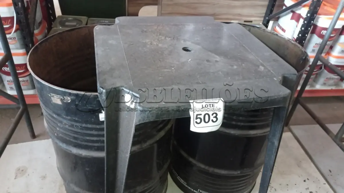 LOTE 503 - 02 TAMBORES DE FERRO E 01 MESA DE PLÁSTICO. (NO ESTADO) ATENÇÃO! FAZER A VISITAÇÃO ANTES DE ARREMATAR, NÃO SABEMOS SE FUNCIONA, LEILÃO NÃO TEM GARANTIA E NEM DEVOLUÇÃO, SUJEITO A POSSÍVEIS AVARIAS VISÍVEIS/OCULTAS E/OU AUSÊNCIA DE COMPONENTES.