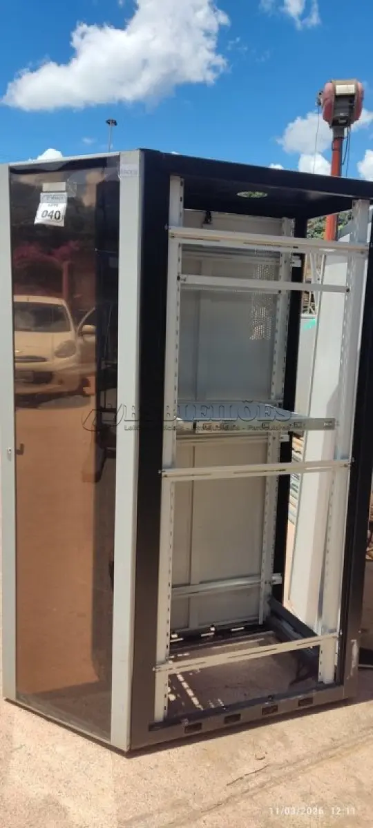 LOTE 040 - 01 RACK PARA SERVIDORES. (NO ESTADO) ATENÇÃO! FAZER A VISITAÇÃO ANTES DE ARREMATAR, NÃO SABEMOS SE FUNCIONA, LEILÃO NÃO TEM GARANTIA E NEM DEVOLUÇÃO, SUJEITO A POSSÍVEIS AVARIAS VISÍVEIS/OCULTAS E/OU AUSÊNCIA DE COMPONENTES.