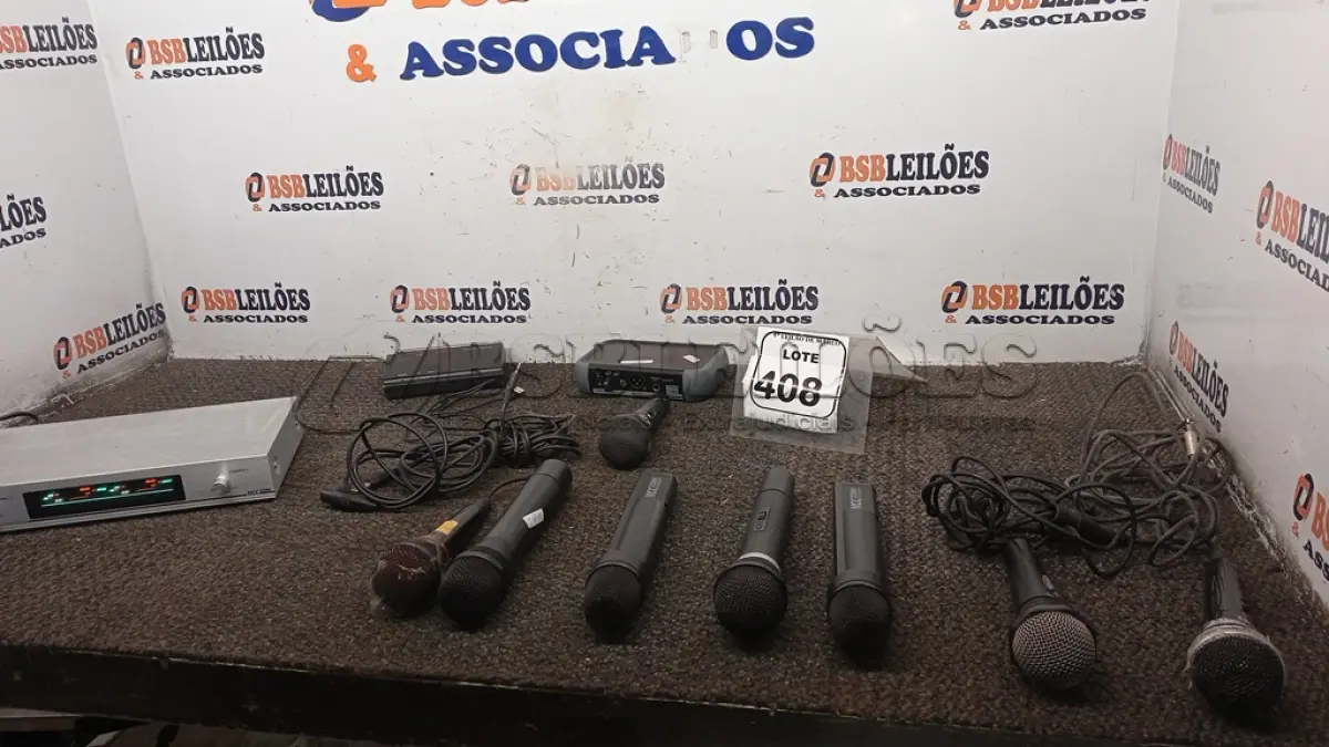 LOTE 408 - 03 RECEPTORES DE MICROFONE E 08 MICROFONES DE MARCAS E MODELOS DIVERSOS. (NO ESTADO) ATENÇÃO! FAZER A VISITAÇÃO ANTES DE ARREMATAR, NÃO SABEMOS SE FUNCIONA, LEILÃO NÃO TEM GARANTIA E NEM DEVOLUÇÃO, SUJEITO A POSSÍVEIS AVARIAS VISÍVEIS/OCULTAS E/OU AUSÊNCIA DE COMPONENTES.
