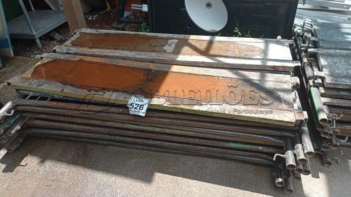 LOTE 526 - 10 PEÇAS DE ANDAIMES DE 1X1,5M E 04 PISOS METÁLICOS. (NO ESTADO) ATENÇÃO! FAZER A VISITAÇÃO ANTES DE ARREMATAR, NÃO SABEMOS SE FUNCIONA, LEILÃO NÃO TEM GARANTIA E NEM DEVOLUÇÃO, SUJEITO A POSSÍVEIS AVARIAS VISÍVEIS/OCULTAS E/OU AUSÊNCIA DE COMPONENTES.