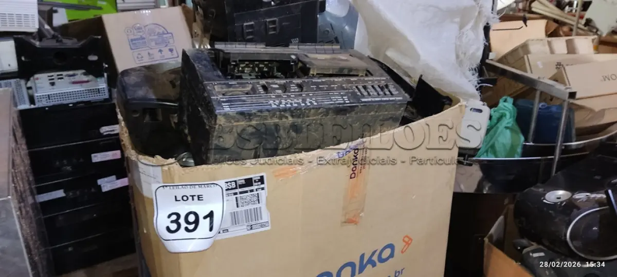 LOTE 391 - 01 CAIXA COM GRANDE QUANTIDADE DE APARELHOS DE SOM PARA RETIRADA DE PEÇAS. (NO ESTADO) ATENÇÃO! FAZER A VISITAÇÃO ANTES DE ARREMATAR, NÃO SABEMOS SE FUNCIONA, LEILÃO NÃO TEM GARANTIA E NEM DEVOLUÇÃO, SUJEITO A POSSÍVEIS AVARIAS VISÍVEIS/OCULTAS E/OU AUSÊNCIA DE COMPONENTES.