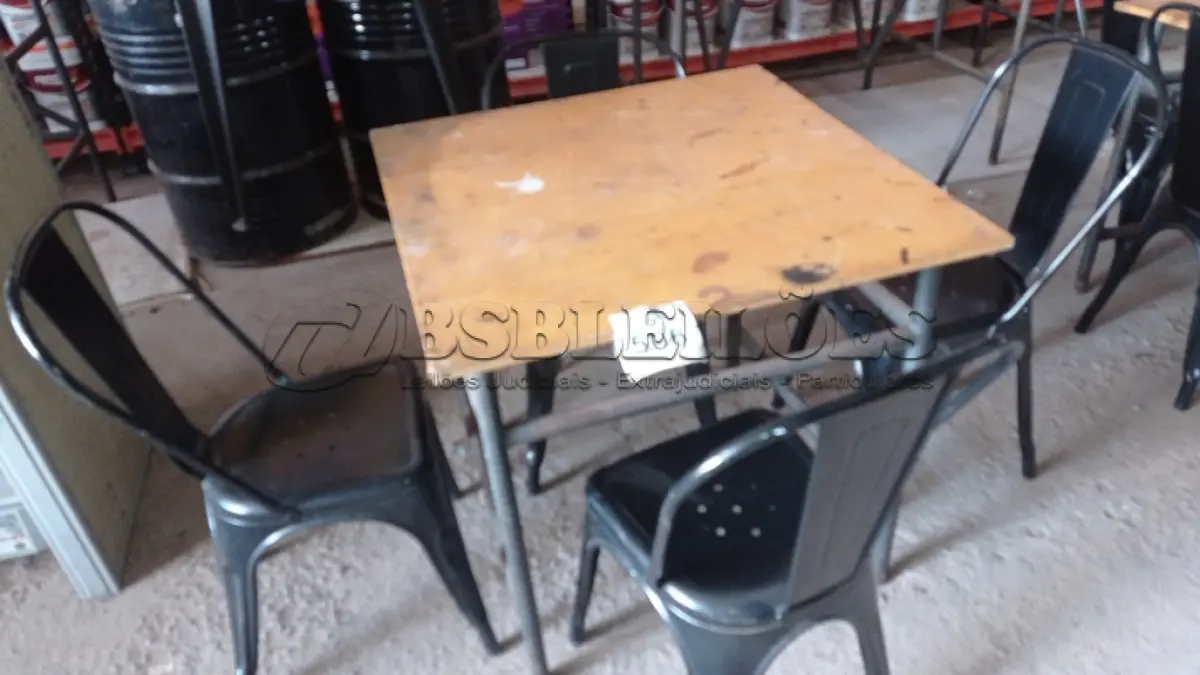 LOTE 506 - 01 MESA DE FERRO COM TAMPO EM MADEIRA E 04 CADEIRAS DE FERRO. (NO ESTADO) ATENÇÃO! FAZER A VISITAÇÃO ANTES DE ARREMATAR, NÃO SABEMOS SE FUNCIONA, LEILÃO NÃO TEM GARANTIA E NEM DEVOLUÇÃO, SUJEITO A POSSÍVEIS AVARIAS VISÍVEIS/OCULTAS E/OU AUSÊNCIA DE COMPONENTES.