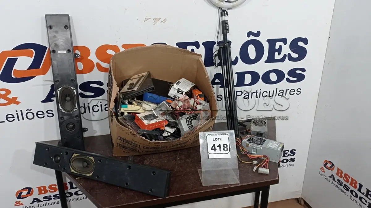 LOTE 418 - 01 CAIXA COM LUMINÁRIA LED, FONTES DE PC, CAIXINHAS DE SOM E ELETRÔNICOS DIVERSOS. (NO ESTADO) ATENÇÃO! FAZER A VISITAÇÃO ANTES DE ARREMATAR, NÃO SABEMOS SE FUNCIONA, LEILÃO NÃO TEM GARANTIA E NEM DEVOLUÇÃO, SUJEITO A POSSÍVEIS AVARIAS VISÍVEIS/OCULTAS E/OU AUSÊNCIA DE COMPONENTES.