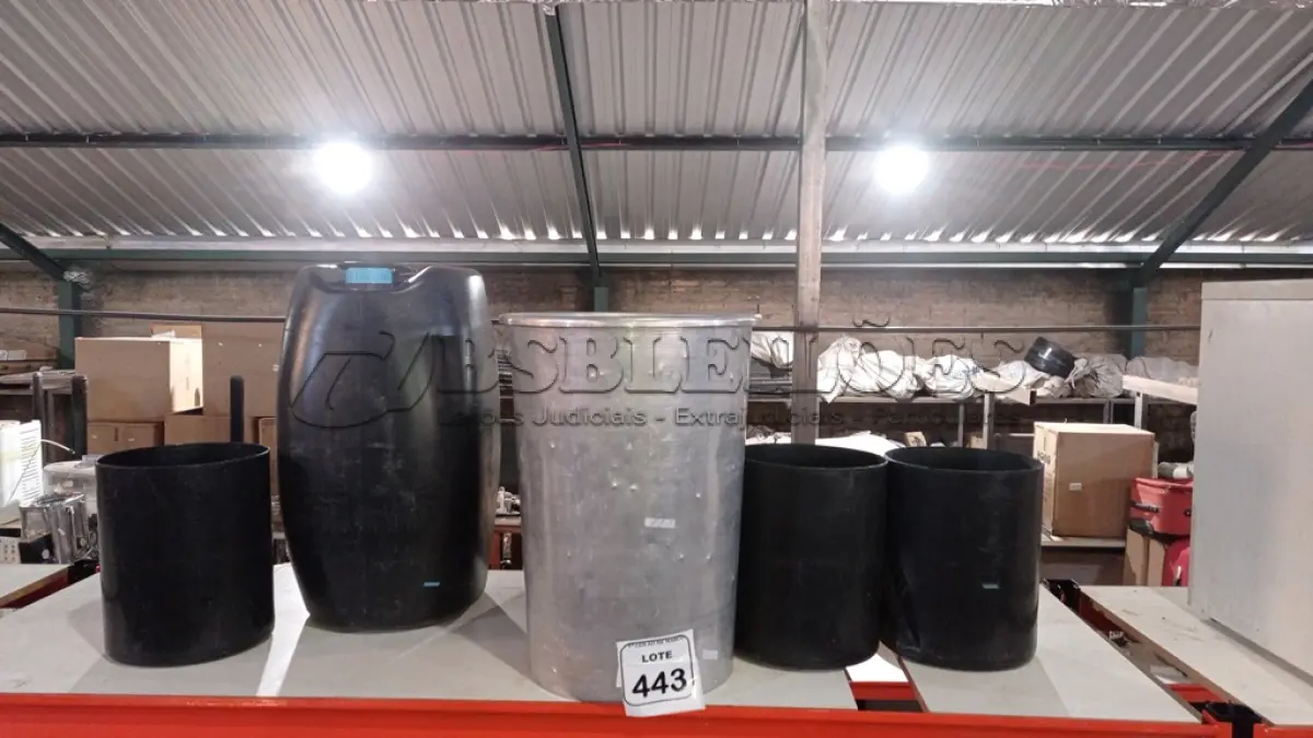 LOTE 443 - 04 LIXEIRAS DE PLÁSTICO, 01 LIXEIRA DE ALUMÍNIO E 01 TAMBOR DE 50L. (NO ESTADO) ATENÇÃO! FAZER A VISITAÇÃO ANTES DE ARREMATAR, NÃO SABEMOS SE FUNCIONA, LEILÃO NÃO TEM GARANTIA E NEM DEVOLUÇÃO, SUJEITO A POSSÍVEIS AVARIAS VISÍVEIS/OCULTAS E/OU AUSÊNCIA DE COMPONENTES.