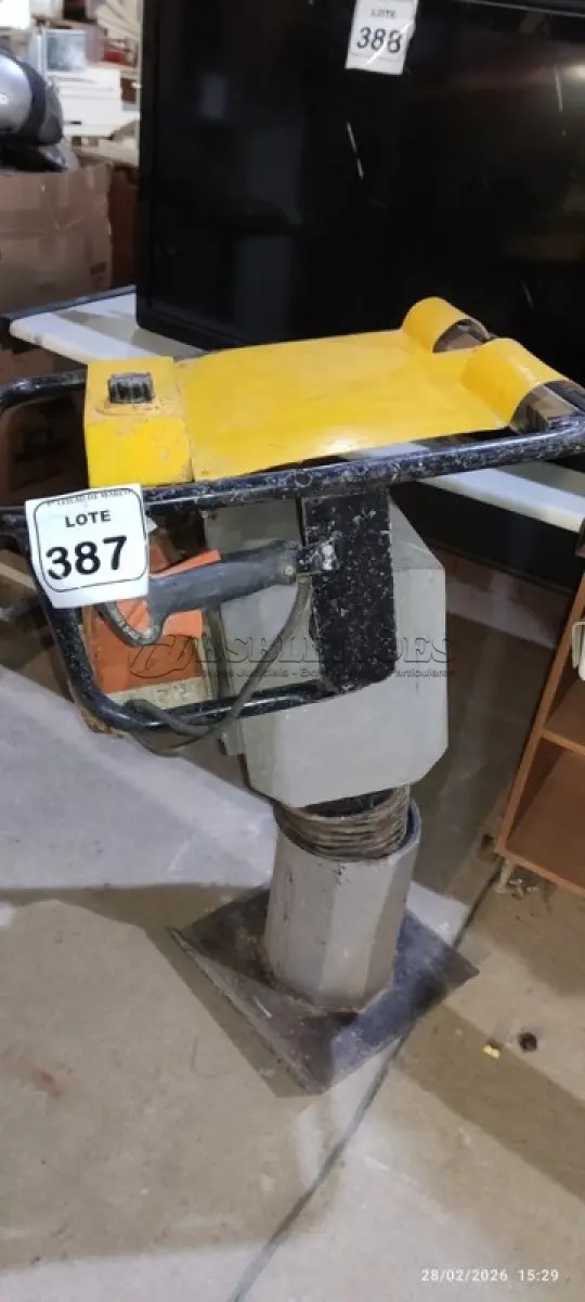 LOTE 387 - 01 MÁQUINA COMPACTADORA DE SOLO. (NO ESTADO) ATENÇÃO! FAZER A VISITAÇÃO ANTES DE ARREMATAR, NÃO SABEMOS SE FUNCIONA, LEILÃO NÃO TEM GARANTIA E NEM DEVOLUÇÃO, SUJEITO A POSSÍVEIS AVARIAS VISÍVEIS/OCULTAS E/OU AUSÊNCIA DE COMPONENTES.