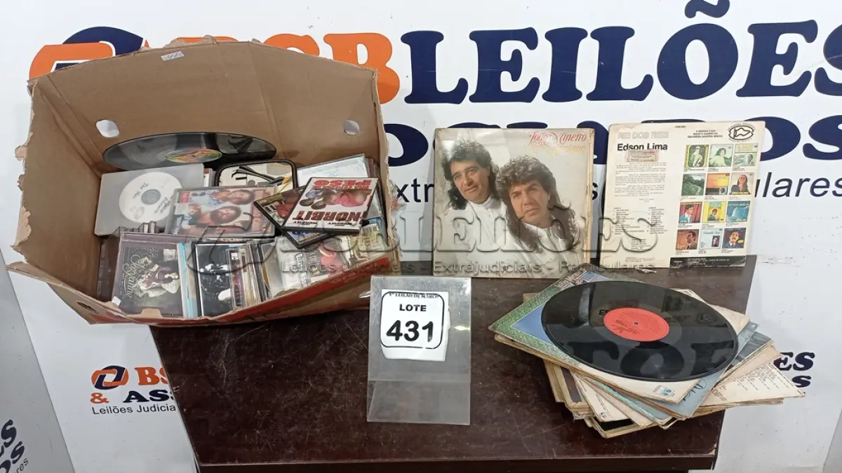 LOTE 431 - 01 CAIXA COM GRANDE QUANTIDADE DE DISCOS DE VINIL, CDS E DVDS. (NO ESTADO) ATENÇÃO! FAZER A VISITAÇÃO ANTES DE ARREMATAR, NÃO SABEMOS SE FUNCIONA, LEILÃO NÃO TEM GARANTIA E NEM DEVOLUÇÃO, SUJEITO A POSSÍVEIS AVARIAS VISÍVEIS/OCULTAS E/OU AUSÊNCIA DE COMPONENTES.