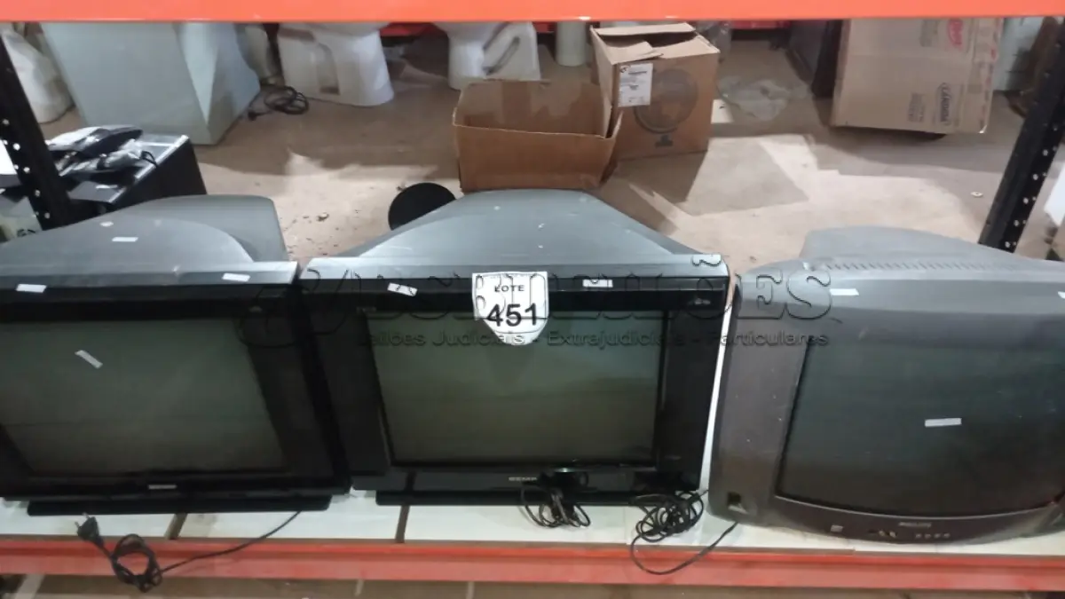 LOTE 451 - 02 TVS DE TUBO MARCA SEMP E 01 TV DE TUBO MARCA PHILIPS. (NO ESTADO) ATENÇÃO! FAZER A VISITAÇÃO ANTES DE ARREMATAR, NÃO SABEMOS SE FUNCIONA, LEILÃO NÃO TEM GARANTIA E NEM DEVOLUÇÃO, SUJEITO A POSSÍVEIS AVARIAS VISÍVEIS/OCULTAS E/OU AUSÊNCIA DE COMPONENTES.