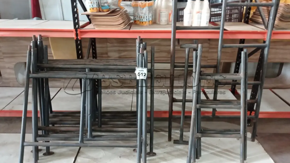 LOTE 512 - 11 PEÇAS DE ANDAIME E 05 PEÇAS DE ESTANTE DE FERRO TUBULAR DESMONTADA. (NO ESTADO) ATENÇÃO! FAZER A VISITAÇÃO ANTES DE ARREMATAR, NÃO SABEMOS SE FUNCIONA, LEILÃO NÃO TEM GARANTIA E NEM DEVOLUÇÃO, SUJEITO A POSSÍVEIS AVARIAS VISÍVEIS/OCULTAS E/OU AUSÊNCIA DE COMPONENTES.