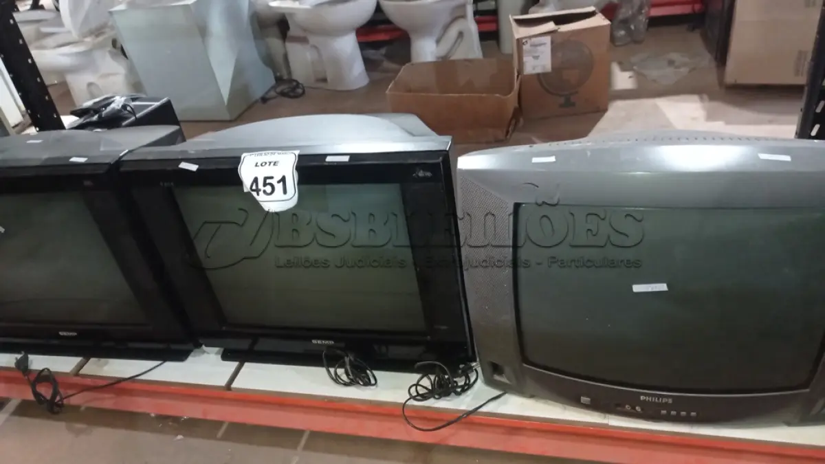 LOTE 451 - 02 TVS DE TUBO MARCA SEMP E 01 TV DE TUBO MARCA PHILIPS. (NO ESTADO) ATENÇÃO! FAZER A VISITAÇÃO ANTES DE ARREMATAR, NÃO SABEMOS SE FUNCIONA, LEILÃO NÃO TEM GARANTIA E NEM DEVOLUÇÃO, SUJEITO A POSSÍVEIS AVARIAS VISÍVEIS/OCULTAS E/OU AUSÊNCIA DE COMPONENTES.