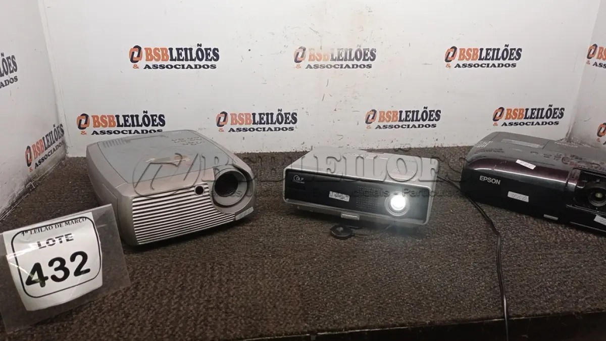 LOTE 432 - 03 PROJETORES MARCAS INFOCUS, EPSON E LG. (NO ESTADO) ATENÇÃO! FAZER A VISITAÇÃO ANTES DE ARREMATAR, NÃO SABEMOS SE FUNCIONA, LEILÃO NÃO TEM GARANTIA E NEM DEVOLUÇÃO, SUJEITO A POSSÍVEIS AVARIAS VISÍVEIS/OCULTAS E/OU AUSÊNCIA DE COMPONENTES.