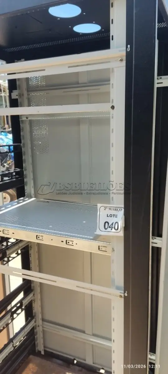 LOTE 040 - 01 RACK PARA SERVIDORES. (NO ESTADO) ATENÇÃO! FAZER A VISITAÇÃO ANTES DE ARREMATAR, NÃO SABEMOS SE FUNCIONA, LEILÃO NÃO TEM GARANTIA E NEM DEVOLUÇÃO, SUJEITO A POSSÍVEIS AVARIAS VISÍVEIS/OCULTAS E/OU AUSÊNCIA DE COMPONENTES.
