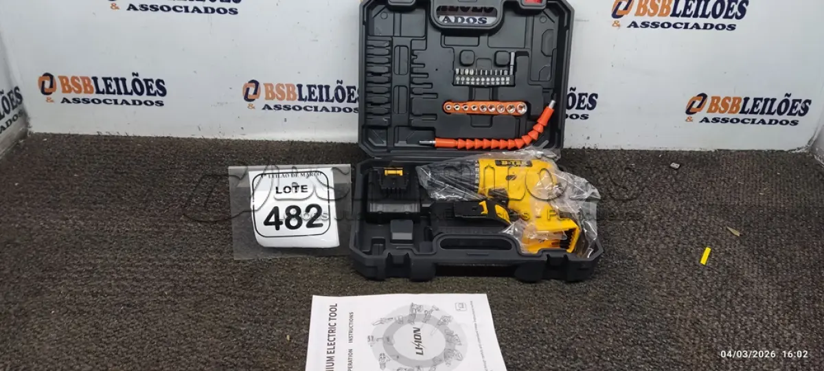 LOTE 482 - 01 PARAFUSADEIRA 36V 02 BATERIAS COM MALETA E BITS (PRODUTO NOVO). (NO ESTADO) ATENÇÃO! FAZER A VISITAÇÃO ANTES DE ARREMATAR, NÃO SABEMOS SE FUNCIONA, LEILÃO NÃO TEM GARANTIA E NEM DEVOLUÇÃO, SUJEITO A POSSÍVEIS AVARIAS VISÍVEIS/OCULTAS E/OU AUSÊNCIA DE COMPONENTES.