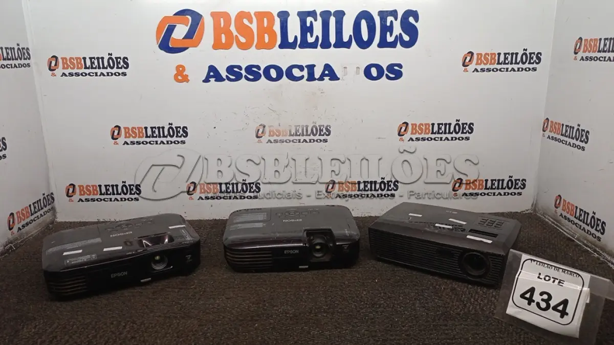 LOTE 434 - 02 PROJETORES MARCA EPSON E 01 PROJETOR MARCA LG. (NO ESTADO) ATENÇÃO! FAZER A VISITAÇÃO ANTES DE ARREMATAR, NÃO SABEMOS SE FUNCIONA, LEILÃO NÃO TEM GARANTIA E NEM DEVOLUÇÃO, SUJEITO A POSSÍVEIS AVARIAS VISÍVEIS/OCULTAS E/OU AUSÊNCIA DE COMPONENTES.