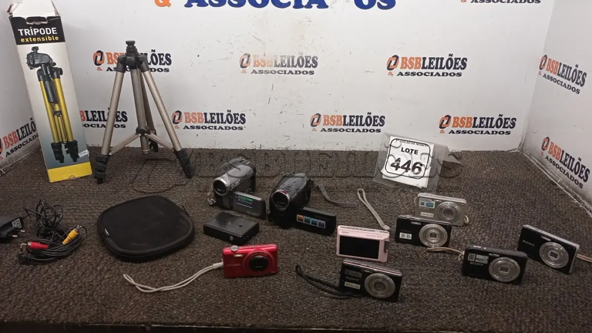 LOTE 446 - 02 TRIPÉS E 07 CÂMERAS FOTOGRÁFICAS E 02 FILMADORAS. (NO ESTADO) ATENÇÃO! FAZER A VISITAÇÃO ANTES DE ARREMATAR, NÃO SABEMOS SE FUNCIONA, LEILÃO NÃO TEM GARANTIA E NEM DEVOLUÇÃO, SUJEITO A POSSÍVEIS AVARIAS VISÍVEIS/OCULTAS E/OU AUSÊNCIA DE COMPONENTES.