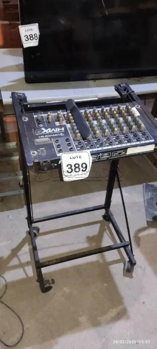 LOTE 389 - 01 MESA DE SOM DE 08 MODELO HMX MARCA HAYONIK. (NO ESTADO) ATENÇÃO! FAZER A VISITAÇÃO ANTES DE ARREMATAR, NÃO SABEMOS SE FUNCIONA, LEILÃO NÃO TEM GARANTIA E NEM DEVOLUÇÃO, SUJEITO A POSSÍVEIS AVARIAS VISÍVEIS/OCULTAS E/OU AUSÊNCIA DE COMPONENTES.