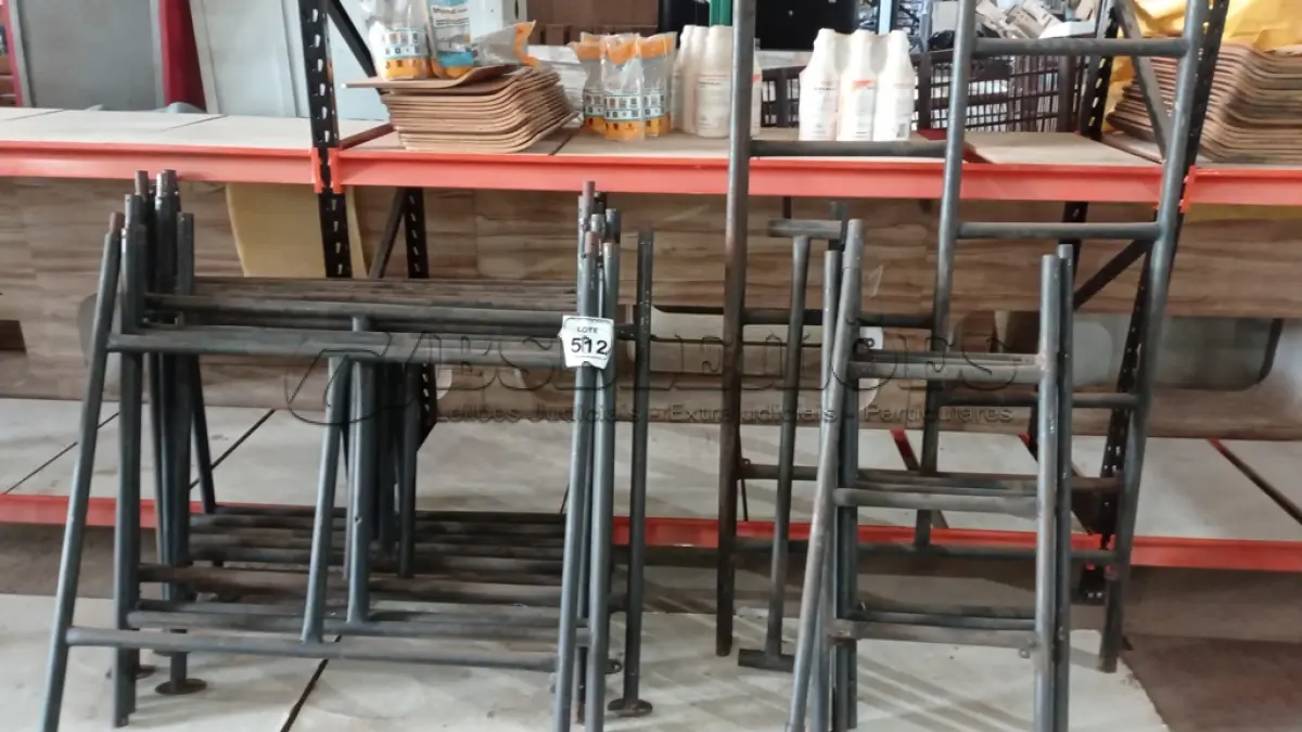 LOTE 512 - 11 PEÇAS DE ANDAIME E 05 PEÇAS DE ESTANTE DE FERRO TUBULAR DESMONTADA. (NO ESTADO) ATENÇÃO! FAZER A VISITAÇÃO ANTES DE ARREMATAR, NÃO SABEMOS SE FUNCIONA, LEILÃO NÃO TEM GARANTIA E NEM DEVOLUÇÃO, SUJEITO A POSSÍVEIS AVARIAS VISÍVEIS/OCULTAS E/OU AUSÊNCIA DE COMPONENTES.