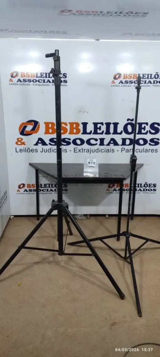 LOTE 472 - 02 TRIPÉS DE BANNER. (NO ESTADO) ATENÇÃO! FAZER A VISITAÇÃO ANTES DE ARREMATAR, NÃO SABEMOS SE FUNCIONA, LEILÃO NÃO TEM GARANTIA E NEM DEVOLUÇÃO, SUJEITO A POSSÍVEIS AVARIAS VISÍVEIS/OCULTAS E/OU AUSÊNCIA DE COMPONENTES.