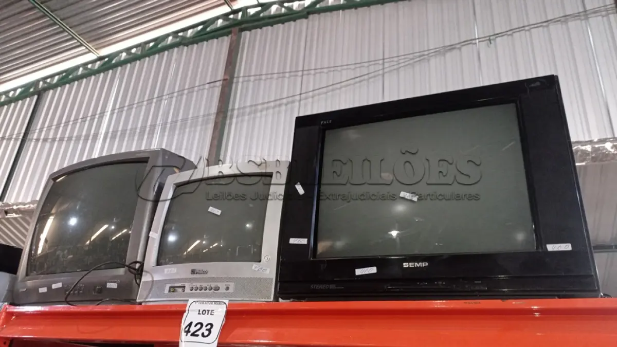 LOTE 423 - 03 TVS DE TUBO MARCA SEMP E 01 TV DE TUBO MARCA PHILCO. (NO ESTADO) ATENÇÃO! FAZER A VISITAÇÃO ANTES DE ARREMATAR, NÃO SABEMOS SE FUNCIONA, LEILÃO NÃO TEM GARANTIA E NEM DEVOLUÇÃO, SUJEITO A POSSÍVEIS AVARIAS VISÍVEIS/OCULTAS E/OU AUSÊNCIA DE COMPONENTES.