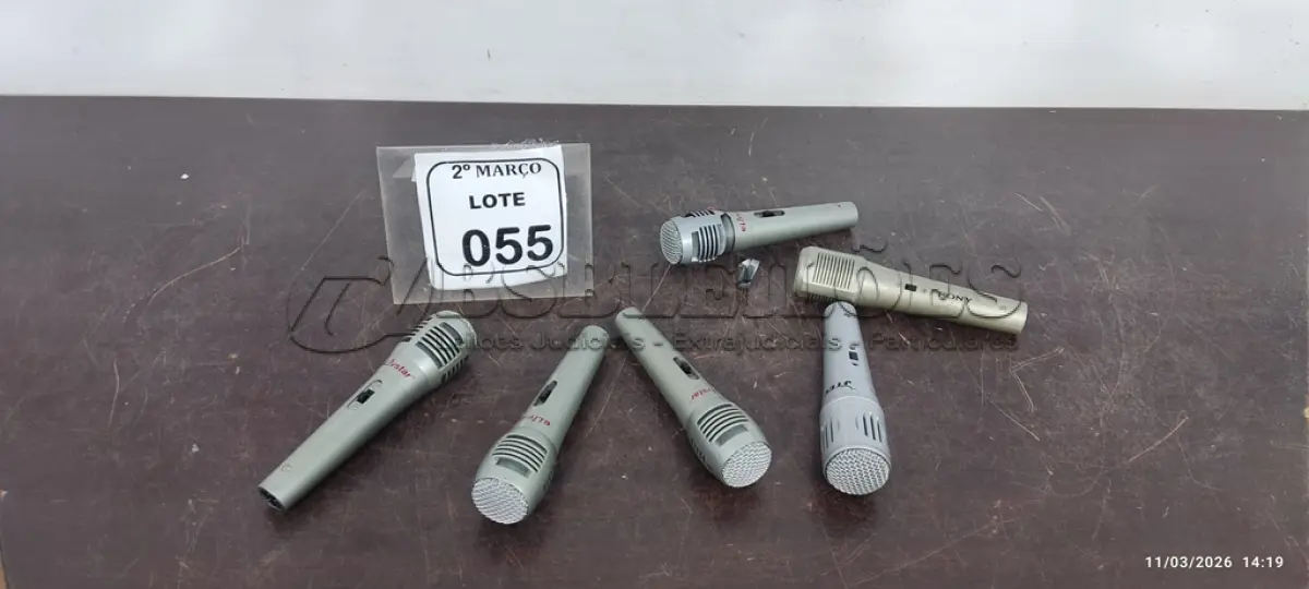 LOTE 055 - 06 MICROFONES DE MARCAS E MODELOS DIVERSOS. (NO ESTADO) ATENÇÃO! FAZER A VISITAÇÃO ANTES DE ARREMATAR, NÃO SABEMOS SE FUNCIONA, LEILÃO NÃO TEM GARANTIA E NEM DEVOLUÇÃO, SUJEITO A POSSÍVEIS AVARIAS VISÍVEIS/OCULTAS E/OU AUSÊNCIA DE COMPONENTES.