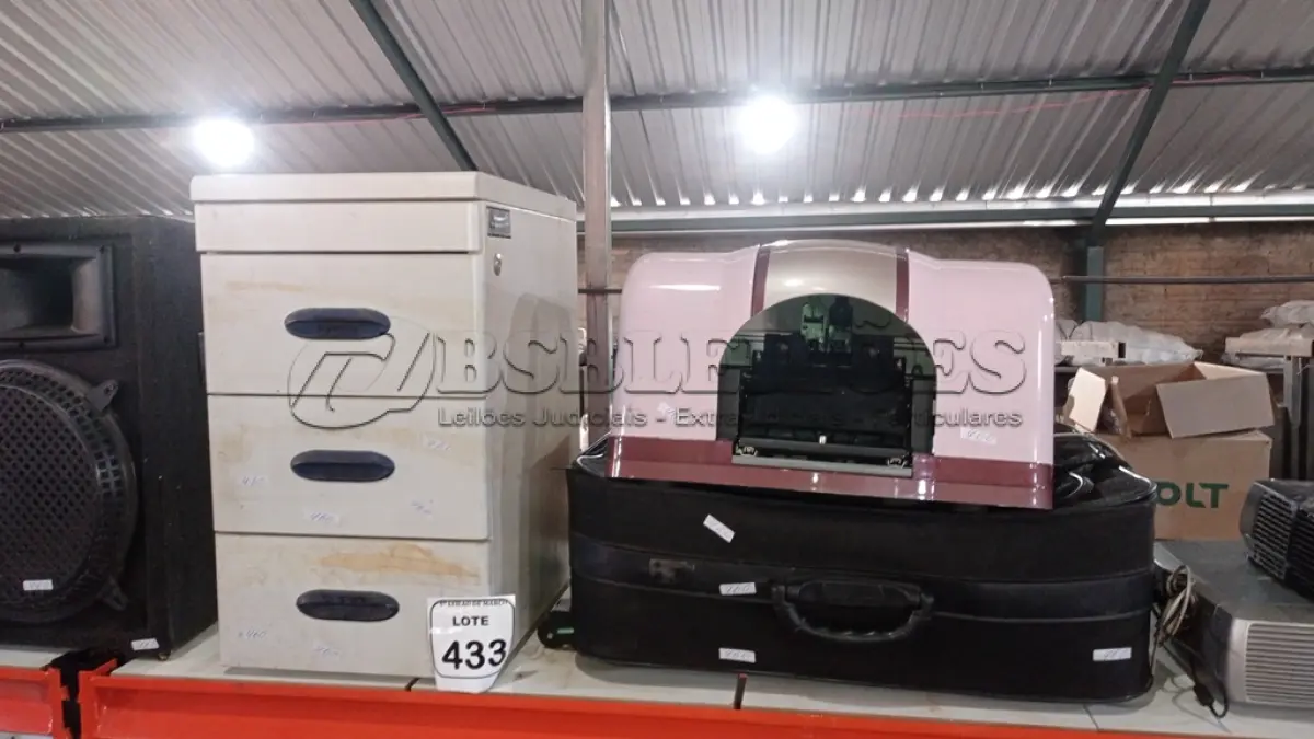 LOTE 433 - 01 MÁQUINA DE SECAGEM DE UNHA, 01 MALA DE VIAGEM E 01 GAVETEIRO ORGANIZADOR DE FERRO. (NO ESTADO) ATENÇÃO! FAZER A VISITAÇÃO ANTES DE ARREMATAR, NÃO SABEMOS SE FUNCIONA, LEILÃO NÃO TEM GARANTIA E NEM DEVOLUÇÃO, SUJEITO A POSSÍVEIS AVARIAS VISÍVEIS/OCULTAS E/OU AUSÊNCIA DE COMPONENTES.