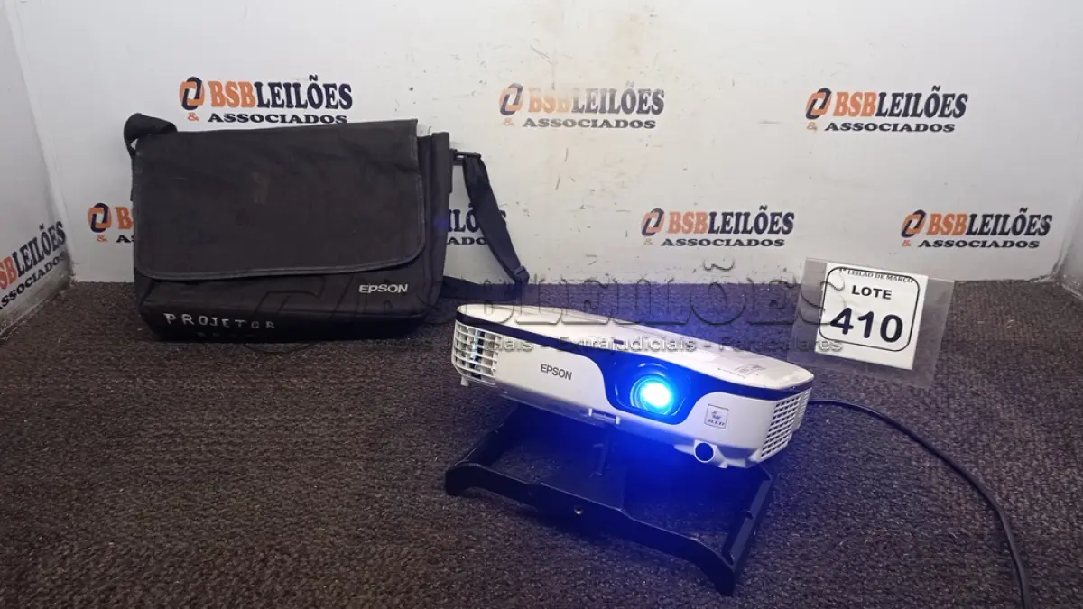 LOTE 410 - 01 PROJETOR MARCA EPSON. (NO ESTADO) ATENÇÃO! FAZER A VISITAÇÃO ANTES DE ARREMATAR, NÃO SABEMOS SE FUNCIONA, LEILÃO NÃO TEM GARANTIA E NEM DEVOLUÇÃO, SUJEITO A POSSÍVEIS AVARIAS VISÍVEIS/OCULTAS E/OU AUSÊNCIA DE COMPONENTES.