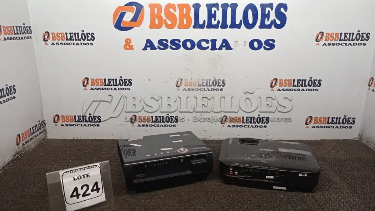 LOTE 424 - 02 PROJETORES MARCAS EPSON E VIEW SONIC. (NO ESTADO) ATENÇÃO! FAZER A VISITAÇÃO ANTES DE ARREMATAR, NÃO SABEMOS SE FUNCIONA, LEILÃO NÃO TEM GARANTIA E NEM DEVOLUÇÃO, SUJEITO A POSSÍVEIS AVARIAS VISÍVEIS/OCULTAS E/OU AUSÊNCIA DE COMPONENTES.