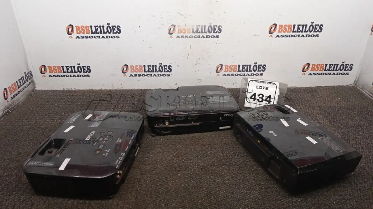 LOTE 434 - 02 PROJETORES MARCA EPSON E 01 PROJETOR MARCA LG. (NO ESTADO) ATENÇÃO! FAZER A VISITAÇÃO ANTES DE ARREMATAR, NÃO SABEMOS SE FUNCIONA, LEILÃO NÃO TEM GARANTIA E NEM DEVOLUÇÃO, SUJEITO A POSSÍVEIS AVARIAS VISÍVEIS/OCULTAS E/OU AUSÊNCIA DE COMPONENTES.