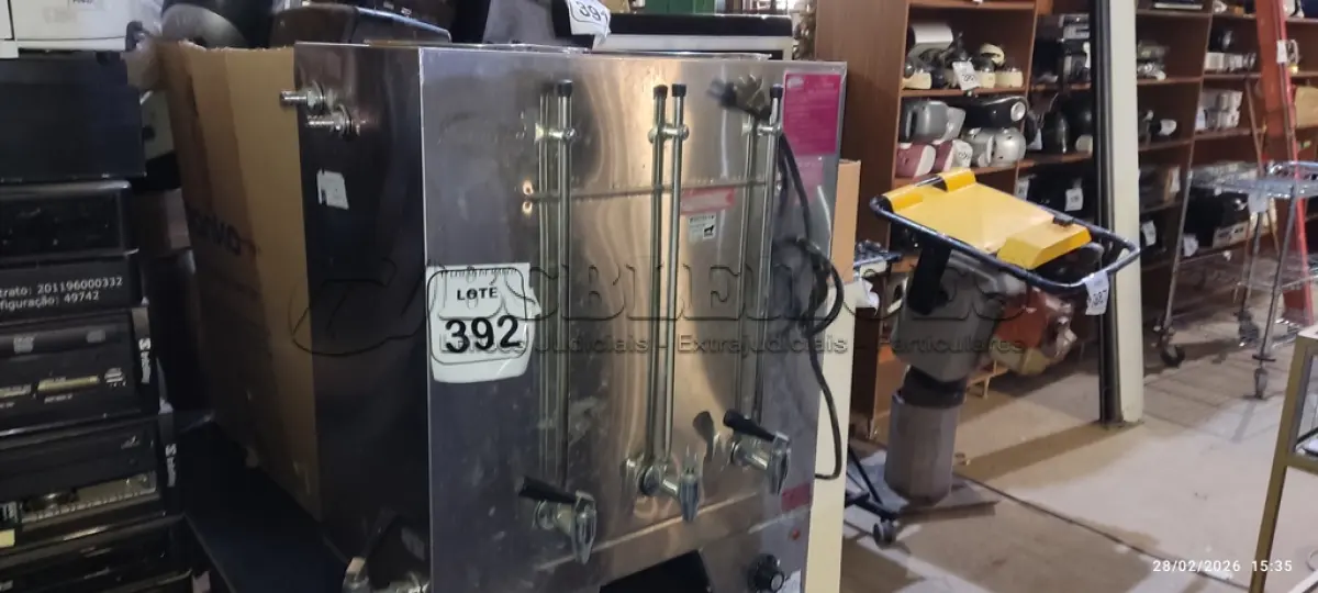 LOTE 392 - 01 CAFETEIRA INDUSTRIAL EM INOX. (NO ESTADO) ATENÇÃO! FAZER A VISITAÇÃO ANTES DE ARREMATAR, NÃO SABEMOS SE FUNCIONA, LEILÃO NÃO TEM GARANTIA E NEM DEVOLUÇÃO, SUJEITO A POSSÍVEIS AVARIAS VISÍVEIS/OCULTAS E/OU AUSÊNCIA DE COMPONENTES.