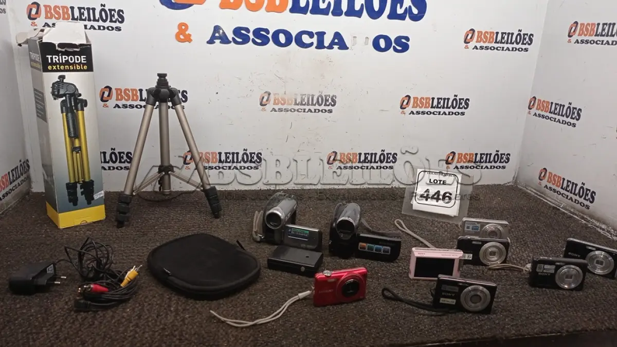 LOTE 446 - 02 TRIPÉS E 07 CÂMERAS FOTOGRÁFICAS E 02 FILMADORAS. (NO ESTADO) ATENÇÃO! FAZER A VISITAÇÃO ANTES DE ARREMATAR, NÃO SABEMOS SE FUNCIONA, LEILÃO NÃO TEM GARANTIA E NEM DEVOLUÇÃO, SUJEITO A POSSÍVEIS AVARIAS VISÍVEIS/OCULTAS E/OU AUSÊNCIA DE COMPONENTES.