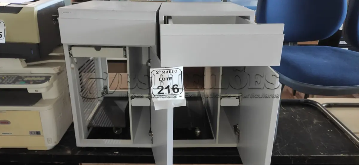 LOTE 216 - 02 ARMÁRIOS PARA CPU COM 01 PORTA E 01 GAVETA. (NO ESTADO) ATENÇÃO! FAZER A VISITAÇÃO ANTES DE ARREMATAR, NÃO SABEMOS SE FUNCIONA, LEILÃO NÃO TEM GARANTIA E NEM DEVOLUÇÃO, SUJEITO A POSSÍVEIS AVARIAS VISÍVEIS/OCULTAS E/OU AUSÊNCIA DE COMPONENTES.
