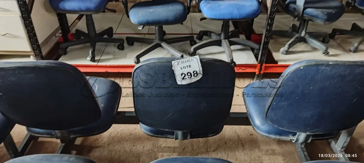 LOTE 298 - 01 CADEIRA TIPO LONGARINA COM 03 LUGARES NA COR AZUL. (NO ESTADO) ATENÇÃO! FAZER A VISITAÇÃO ANTES DE ARREMATAR, NÃO SABEMOS SE FUNCIONA, LEILÃO NÃO TEM GARANTIA E NEM DEVOLUÇÃO, SUJEITO A POSSÍVEIS AVARIAS VISÍVEIS/OCULTAS E/OU AUSÊNCIA DE COMPONENTES.