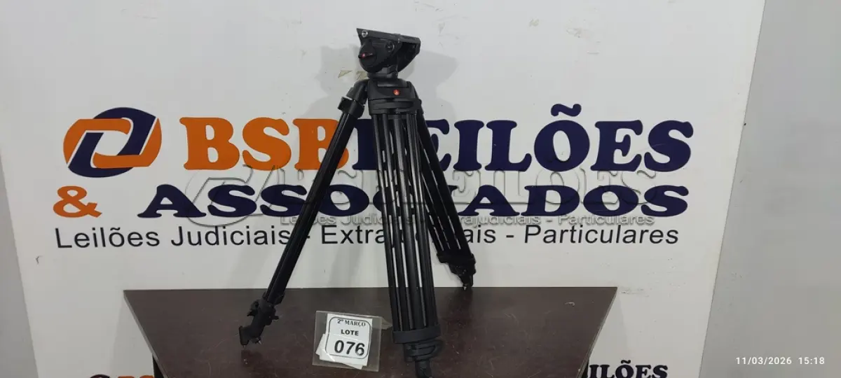 LOTE 076 - 01 TRIPÉ PARA CÂMERAS. (NO ESTADO) ATENÇÃO! FAZER A VISITAÇÃO ANTES DE ARREMATAR, NÃO SABEMOS SE FUNCIONA, LEILÃO NÃO TEM GARANTIA E NEM DEVOLUÇÃO, SUJEITO A POSSÍVEIS AVARIAS VISÍVEIS/OCULTAS E/OU AUSÊNCIA DE COMPONENTES.