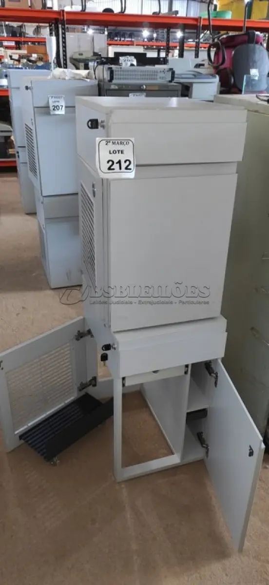 LOTE 212 - 02 ARMÁRIOS PARA CPU COM 01 PORTA E 01 GAVETA. (NO ESTADO) ATENÇÃO! FAZER A VISITAÇÃO ANTES DE ARREMATAR, NÃO SABEMOS SE FUNCIONA, LEILÃO NÃO TEM GARANTIA E NEM DEVOLUÇÃO, SUJEITO A POSSÍVEIS AVARIAS VISÍVEIS/OCULTAS E/OU AUSÊNCIA DE COMPONENTES.