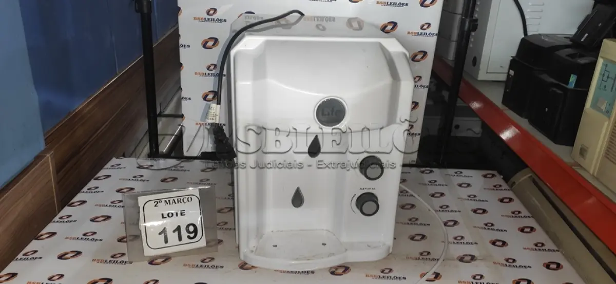 LOTE 119 - 01 PURIFICADOR DE ÁGUA MARCA TOP LIFE. (NO ESTADO) ATENÇÃO! FAZER A VISITAÇÃO ANTES DE ARREMATAR, NÃO SABEMOS SE FUNCIONA, LEILÃO NÃO TEM GARANTIA E NEM DEVOLUÇÃO, SUJEITO A POSSÍVEIS AVARIAS VISÍVEIS/OCULTAS E/OU AUSÊNCIA DE COMPONENTES.