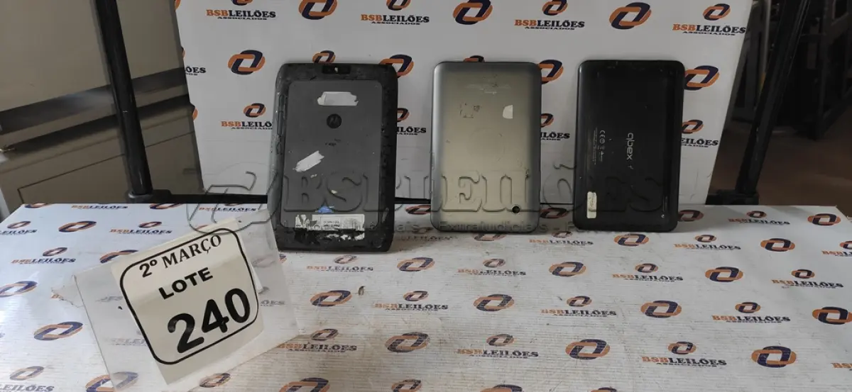 LOTE 240 - 03 TABLETS DE MARCAS E MODELOS DIVERSOS. (NO ESTADO) ATENÇÃO! FAZER A VISITAÇÃO ANTES DE ARREMATAR, NÃO SABEMOS SE FUNCIONA, LEILÃO NÃO TEM GARANTIA E NEM DEVOLUÇÃO, SUJEITO A POSSÍVEIS AVARIAS VISÍVEIS/OCULTAS E/OU AUSÊNCIA DE COMPONENTES.