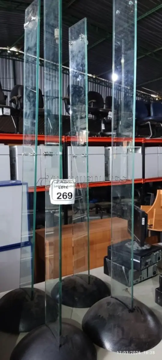 LOTE 269 - 04 SUPORTES DE VIDRO COM BASE DE 1,70M APROXIMADAMENTE. (NO ESTADO) ATENÇÃO! FAZER A VISITAÇÃO ANTES DE ARREMATAR, NÃO SABEMOS SE FUNCIONA, LEILÃO NÃO TEM GARANTIA E NEM DEVOLUÇÃO, SUJEITO A POSSÍVEIS AVARIAS VISÍVEIS/OCULTAS E/OU AUSÊNCIA DE COMPONENTES.
