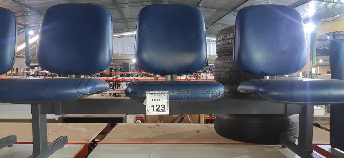 LOTE 123 - 01 CADEIRA TIPO LONGARINA COM 03 LUGARES NA COR AZUL. (NO ESTADO) ATENÇÃO! FAZER A VISITAÇÃO ANTES DE ARREMATAR, NÃO SABEMOS SE FUNCIONA, LEILÃO NÃO TEM GARANTIA E NEM DEVOLUÇÃO, SUJEITO A POSSÍVEIS AVARIAS VISÍVEIS/OCULTAS E/OU AUSÊNCIA DE COMPONENTES.