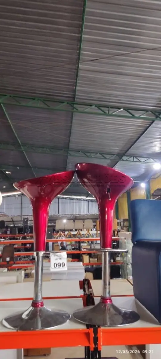 LOTE 099 - 02 BANQUETAS TULIPA COM ASSENTO EM ABS VERMELHO E BASE CROMADA. (NO ESTADO) ATENÇÃO! FAZER A VISITAÇÃO ANTES DE ARREMATAR, NÃO SABEMOS SE FUNCIONA, LEILÃO NÃO TEM GARANTIA E NEM DEVOLUÇÃO, SUJEITO A POSSÍVEIS AVARIAS VISÍVEIS/OCULTAS E/OU AUSÊNCIA DE COMPONENTES.