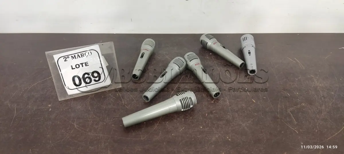 LOTE 069 - 06 MICROFONES DE MARCAS E MODELOS DIVERSOS. (NO ESTADO) ATENÇÃO! FAZER A VISITAÇÃO ANTES DE ARREMATAR, NÃO SABEMOS SE FUNCIONA, LEILÃO NÃO TEM GARANTIA E NEM DEVOLUÇÃO, SUJEITO A POSSÍVEIS AVARIAS VISÍVEIS/OCULTAS E/OU AUSÊNCIA DE COMPONENTES.