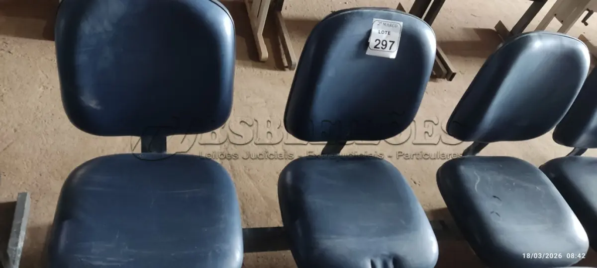 LOTE 297 - 01 CADEIRA TIPO LONGARINA COM 03 LUGARES NA COR AZUL. (NO ESTADO) ATENÇÃO! FAZER A VISITAÇÃO ANTES DE ARREMATAR, NÃO SABEMOS SE FUNCIONA, LEILÃO NÃO TEM GARANTIA E NEM DEVOLUÇÃO, SUJEITO A POSSÍVEIS AVARIAS VISÍVEIS/OCULTAS E/OU AUSÊNCIA DE COMPONENTES.