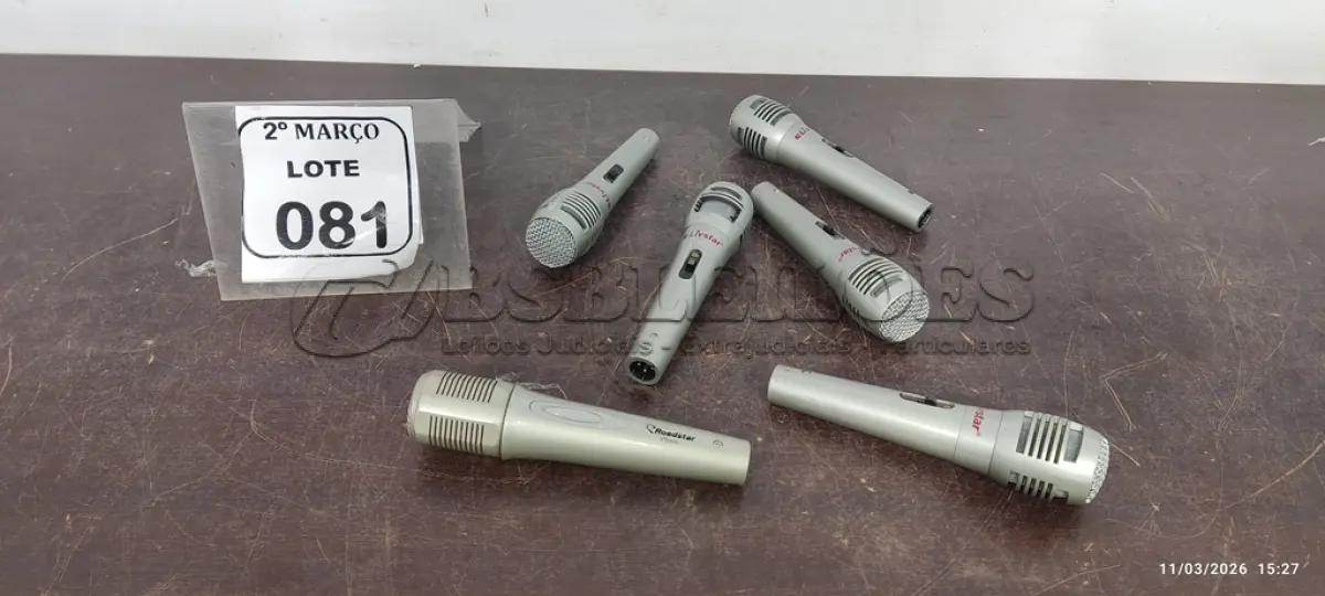 LOTE 081 - 06 MICROFONES DE MARCAS E MODELOS DIVERSOS. (NO ESTADO) ATENÇÃO! FAZER A VISITAÇÃO ANTES DE ARREMATAR, NÃO SABEMOS SE FUNCIONA, LEILÃO NÃO TEM GARANTIA E NEM DEVOLUÇÃO, SUJEITO A POSSÍVEIS AVARIAS VISÍVEIS/OCULTAS E/OU AUSÊNCIA DE COMPONENTES.