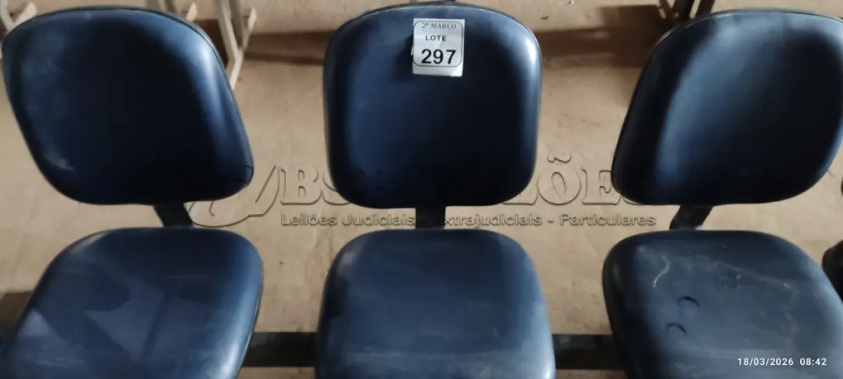 LOTE 296 - 01 CADEIRA TIPO LONGARINA COM 03 LUGARES NA COR AZUL. (NO ESTADO) ATENÇÃO! FAZER A VISITAÇÃO ANTES DE ARREMATAR, NÃO SABEMOS SE FUNCIONA, LEILÃO NÃO TEM GARANTIA E NEM DEVOLUÇÃO, SUJEITO A POSSÍVEIS AVARIAS VISÍVEIS/OCULTAS E/OU AUSÊNCIA DE COMPONENTES.