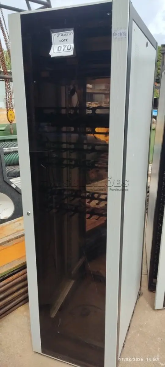 LOTE 070 - 01 RACK PARA SERVIDORES. (NO ESTADO) ATENÇÃO! FAZER A VISITAÇÃO ANTES DE ARREMATAR, NÃO SABEMOS SE FUNCIONA, LEILÃO NÃO TEM GARANTIA E NEM DEVOLUÇÃO, SUJEITO A POSSÍVEIS AVARIAS VISÍVEIS/OCULTAS E/OU AUSÊNCIA DE COMPONENTES.