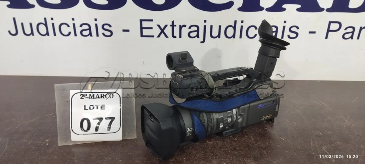 LOTE 077 - 01 FILMADORA MODELO DSR-PD150 MARCA SONY. (NO ESTADO) ATENÇÃO! FAZER A VISITAÇÃO ANTES DE ARREMATAR, NÃO SABEMOS SE FUNCIONA, LEILÃO NÃO TEM GARANTIA E NEM DEVOLUÇÃO, SUJEITO A POSSÍVEIS AVARIAS VISÍVEIS/OCULTAS E/OU AUSÊNCIA DE COMPONENTES.